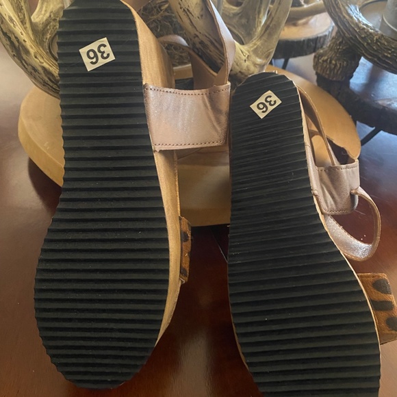 New, never worn, leopard print wedge shoes, size 6 - Picture 3 of 3